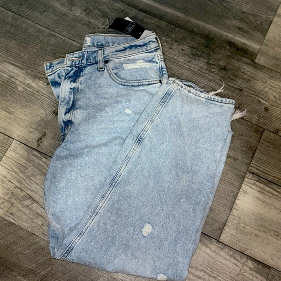 Abercrombie & Fitch The Mom High Rise Jeans - Picture 3 of 9